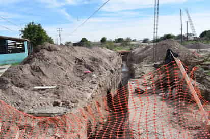 Las obras consisten en la reposición de 50 metros lineales de tubería en la red de drenaje del ejido Concordia. (EL SIGLO DE TORREÓN)