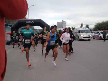 Debido al clima fresco que se tuvo ayer en Torreón, la prueba atlética fue muy rápida, sobre todo en la distancia de los 5 kilómetros, donde Pepe Contreras (centro) fue el gran triunfador en la séptima edición, pese a la presión que tuvo del resto de los participantes. (Fotografías Humberto Vázquez Frayre)