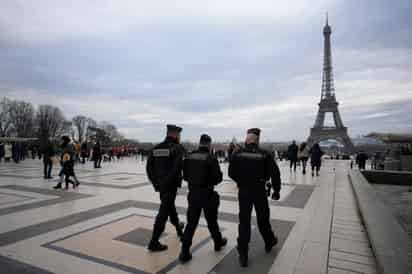 Gendarmes franceses patrullan cerca de la Torre Eiffel. (ARCHIVO)