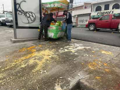 Oficiales de la Policía Municipal trasladaron el triciclo motorizado al corralón. (EL SIGLO DE TORREÓN)