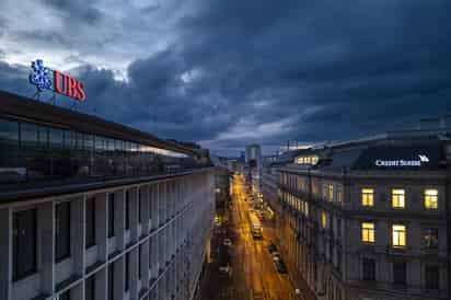 La fusión supondrá una gran reducción de la plantilla combinada de UBS y Credit Suisse. (MICHAEL BUHOLZER / EFE)