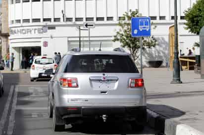 Hay quejas constantes respecto a los autos que tienen un alto grado de polarización y los que no portan placas de circulación.