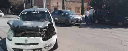 El taxista omitió realizar el alto debido en la avenida Morelos, por lo que impactó a un vehículo particular.