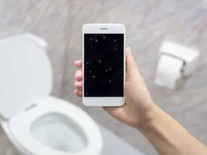 ¿Por qué no usar el celular en el baño?