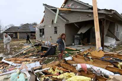 Las autoridades en otros lugares confirmaron que tres personas, entre ellas un niño, murieron después que un tornado tocó tierra en el condado Montgomery. (AP)