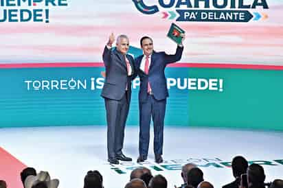 Román Cepeda rindió ayer su segundo informe de gobierno; estuvo acompañado por Manolo Jiménez, gobernador de Coahuila. (FERNANDO COMPEÁN)