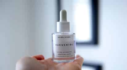¿Cómo usar el retinol para combatir el acné?