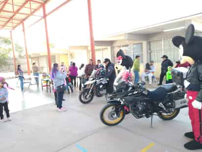 Los pequeños convivieron con el personal de las corporaciones. (EL SIGLO DE TORREÓN)