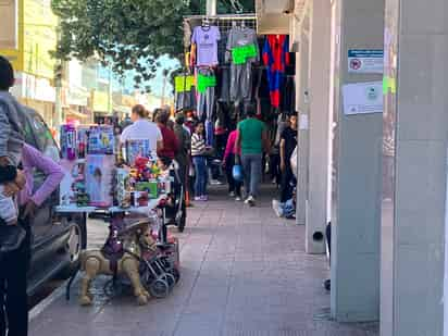 Los comerciantes cuestionaron que las autoridades no cumplan con el acuerdo de regular a los vendedores ambulantes. (EL SIGLO DE TORREÓN)