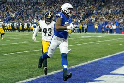 Mo Alie-Cox, de los Colts de Indianápolis, anota delante de Mark Robinson, linebacker de los Steelers de Pittsburgh, el sábado 16 de diciembre de 2023 (AP Foto/Darron Cummings)


