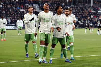 Calvin Stengs, con un doblete, y el mexicano Santiago Giménez, vestido de asistente en lugar de goleador, tiraron del Feyenoord para alargar la buena racha del Feyenoord en la Eredivisie, con una goleada en el estadio Erve Asito de Almelo ante el Heracles (0-4), al borde del descenso. EFE