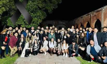 En dicha imagen se muestra a un grupo de jóvenes pasando una agradable reunión. (ESPECIAL)