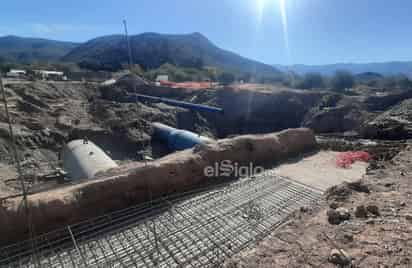 PLANTA DE BOMBEO:
La planta de bombeo al día de hoy se encuentra en este estado. Por doquier hay material, varilla, maderas, cascajo, tubos sin pegar y falta de vaciados de concreto, propios de una obra en proceso de construcción. No obstante en la zona específica de bombas es donde se aprecian equipos, la instalación parece concluida aunque hay personal realizando pruebas.