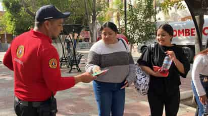 La campaña arrancó este lunes, y consistió en la distribución de trípticos informativos que detallan las recomendaciones esenciales. (EL SIGLO DE TORREÓN)