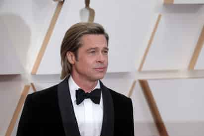 Fotografía de archivo fechada el 9 de febrero de 2020 que muestra al actor estadounidense Brad Pitt posando en la alfombra roja de la 92a ceremonia de los Premios de la Academia, en el Teatro Dolby de Hollywood, California (EE.UU.). Brad Pitt celebra este lunes su 60 cumpleaños con un estado físico envidiable y asentado sólidamente en la élite de Hollywood, pero aún enredado en su proceso de divorcio con Angelina Jolie, quien ha vertido escabrosas acusaciones sobre su figura. EFE/ Emilio Flores /ARCHIVO