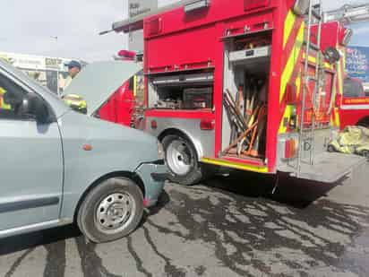 Agentes de peritos del Tribunal de Justicia Municipal tomaron conocimiento del accidente. (EL SIGLO DE TORREÓN)