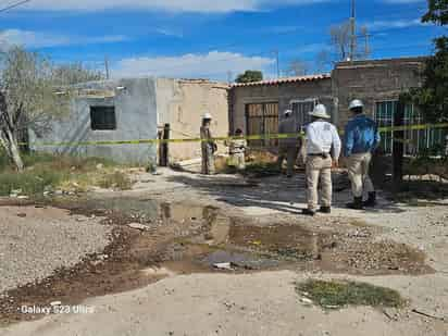 Tras una inspección más exhaustiva, los agentes observaron derrame de hidrocarburo frente al acceso principal de una propiedad. (EL SIGLO DE TORREÓN)