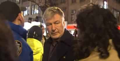 Alec Baldwin protagoniza confrontación con manifestante pro palestina y la policía se lo lleva del lugar