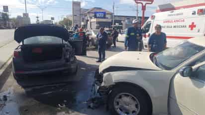 Fueron trasladados en la ambulancia hasta un hospital particular. (EL SIGLO DE TORREÓN)