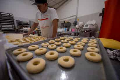 El pan blanco tiene un precio de 10 pesos y 12 el de dulce en la mayoría de las panaderías de la región. (ARCHIVO)