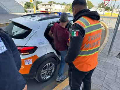 Dijo haber sido abandonado sobre el periférico en el puente vehicular Villa Florida de Torreón. (EL SIGLO DE TORREÓN)