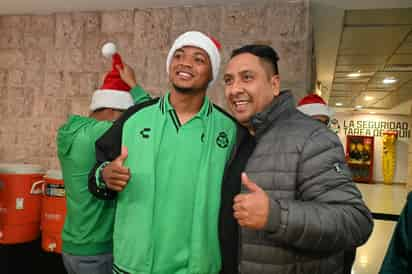 Harold Preciado, junto con otros jugadores de Santos, compartieron con aficionados santistas en el TSM. (FOTO: RAMON SOTOMAYOR)