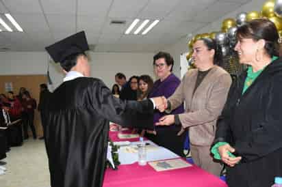 Reconocen autoridades esfuerzo de estudiantes.