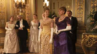 La serie dramática de época La Edad Dorada (The Gilded Edge) de HBO se ha convertido en una de las favoritas del público, por lo que apenas días después de que se estrenó el episodio final de la segunda temporada, el pasado 17 de diciembre, el canal ha decidido renovar la historia para una nueva temporada. 