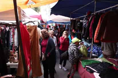 Ante los frecuentes intentos de abrir nuevos tianguis en colonias, Plazas y Mercados monitorea hasta las redes sociales. (VAYRON INFANTE / EL SIGLO DE TORREÓN)