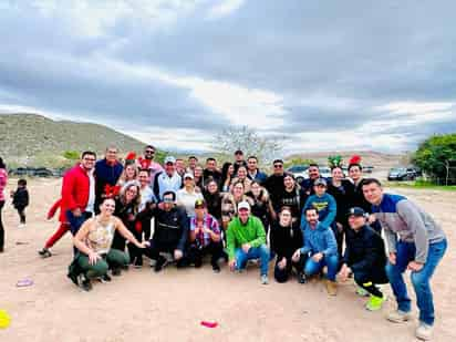 Durante la entrega de los obsequios navideños, las familias beneficiadas pudieron convivir de cerca con las personalidades, compartir experiencias, charlar, sin perder la oportunidad de tomarse fotografías. (EL SIGLO DE TORREÓN)