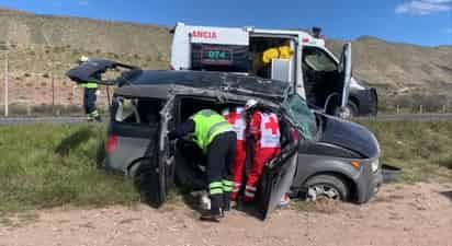 Quienes presenciaron el accidente de inmediato solicitaron la presencia de paramédicos. (EL SIGLO DE TORREÓN)