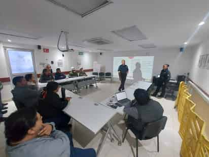 Eduardo Canul Castellanos comentó que se encuentran orientando a empleados del sector administrativo de las empresas de Gómez Palacio. (CORTESÍA)