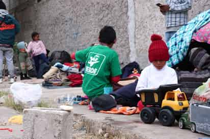 En el camino, ha hecho a su nueva familia, con migrantes que, como ella, esperan llegar a la frontera y entregarse a migración. (VAYRON INFANTE / EL SIGLO DE TORREÓN)