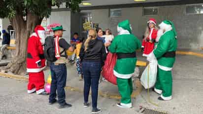 Santa Claus entregó bolos y juguetes a los pequeños. (EL SIGLO DE TORREÓN)