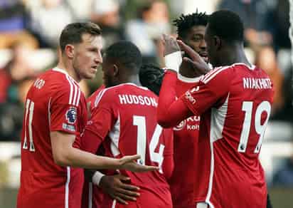 Chris Wood del Nottingham Forest celebra con sus compañeros tras anotar el primer gol en el encuentro ante el Newcastle en la Liga Premier el martes 26 de diciembre del 2023. (Owen Humphreys/PA via AP)