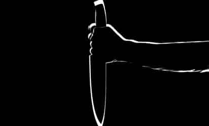 La mujer de 34 años, sedujo a su esposo y procedió a atarle los brazos y las piernas en la cama, para luego terminar sacando una navaja. (PIXABAY)