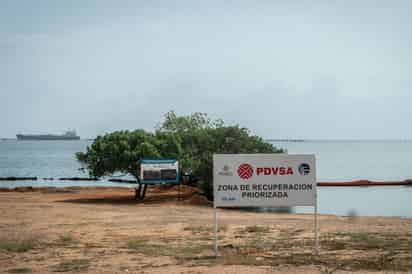 El agua de Puerto Cabello llevaba el espeso material. (ARCHIVO)