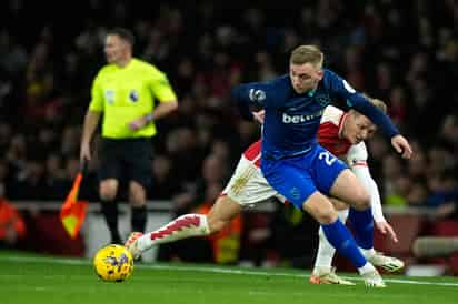 Jarrod Bowen del West Ham pelea por el balón con Martin Odegaard del Arsenal en el encuentro de la Liga Premier el jueves 28 de diciembre del 2023. (AP Foto/Alastair Grant)