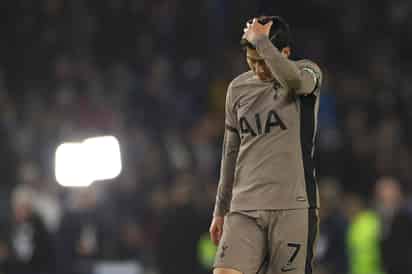 Son Heung-min, del Tottenham, abandona la cancha tras el duelo ante Brighton, el jueves 28 de diciembre de 2023 (AP Foto/Ian Walton)


