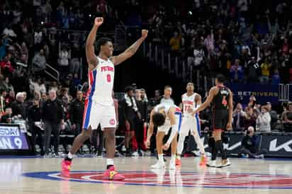 Celebra Jalen Duren (i) luego de que los Pistones derrotaran 129-127 a Raptors para romper una racha de 28 derrotas.