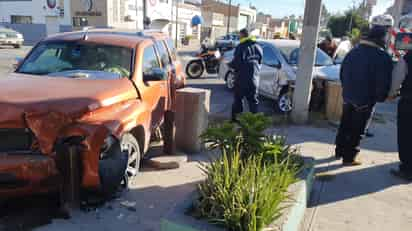 Agentes de peritos ordenaron retirar de la vialidad los autos involucrados. (EL SIGLO DE TORREÓN)