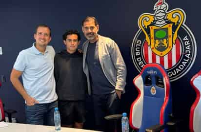 Con la presencia del Director Deportivo del Rebaño Sagrado, el exinternacional por España, Fernando Hierro, el juvenil se unió al club tapatío (ESPECIAL)