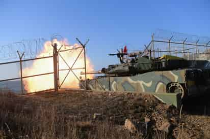 Además, el Ejército surcoreano disparó unas 400 rondas artilleras sobre un objetivo simulado en el mar en un ejercicio en el que participaron cañones autopropulsados K9 y tanques K1E1. (SOUTH KOREAN MINISTRY OF DEFENSE)