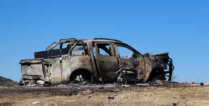  Fotografía cedida hoy por el Centro de Derechos Humanos Minerva Bello, donde se observa un vehículo calcinado en la zona donde se perpetró un ataque armado el pasado 4 de enero, en el municipio Heliodoro Castillo, estado Guerrero (México). (FOTO:  EFE/Centro de Derechos Humanos Minerva Bello) 