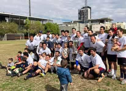 El líder Parque España tuvo que recurrir a la prórroga, para coronarse campeones de la categoría Veteranos en la Liga Matías Román Ríos de Futbol Soccer Amateur en la Comarca Lagunera.