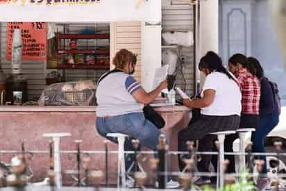 Durante las fiestas decembrinas se estima que algunas personas de La Laguna aumentaron de peso, entre tres y cinco kilos en promedio. Con en este nuevo año,2024, uno de los principales propósitos es precisamente hacer ejercicio y mejorar los hábitos alimenticios, por lo que el Instituto Mexicano del Seguro Social (IMSS) de Coahuila hizo un llamado para hacer de ellos un estilo de vida y no dejarlos a la deriva. Recordaron que más allá de una cuestión de estética, las personas deben adoptar un buen estilo de vida para prevenir enfermedades y mejorar su estado de salud.