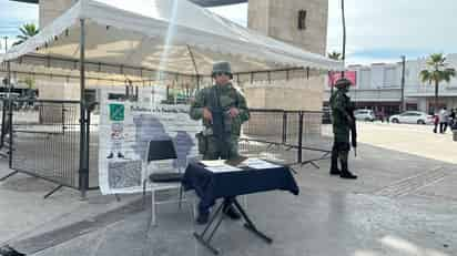 Elementos castrenses se instalaron en la plaza principal de Monclova para ofrecer información. (EL SIGLO DE TORREÓN)