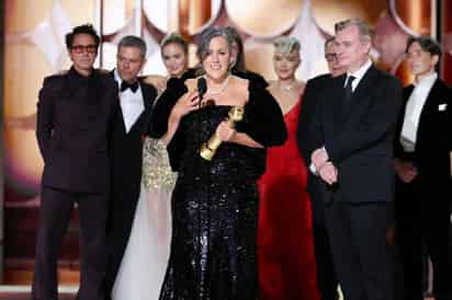 Los ganadores. El equipo de proudcción y actores de 'Oppenheimer' al recibir el último más importante premio, el de Mejor película (EFE)