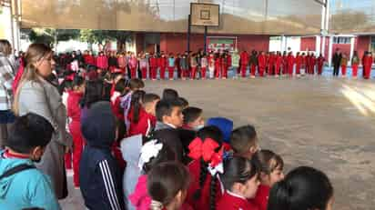 La mayoría de los planteles educativos de La Laguna abrieron sus puertas minutos antes de las ocho de la mañana, a fin de dar la bienvenida a niños, niñas y adolescentes que este lunes 8 de enero regresaron a clases. (FOTO: FERNANDO COMPEÁN)