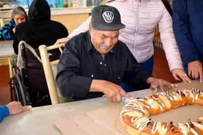 Autoridades municipales acudieron al asilo Elsa Hernández de las Fuentes, para celebrar con ellos la llegada de los Reyes Magos.